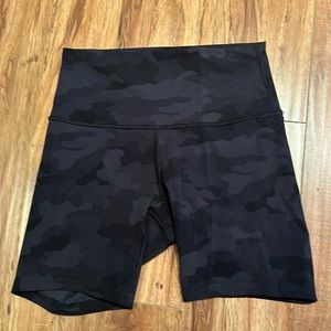 Black camouflage Lululemon shorts 6 inches looks brand new size 4